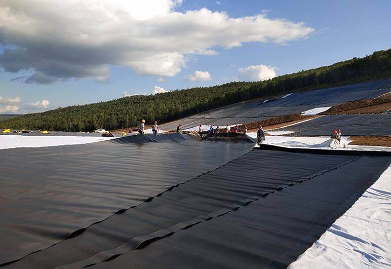 什么情況下土工膜的接縫長度應(yīng)該盡量減短？